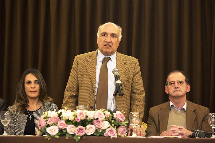 Sandra Chá, Guillermo Domenech, y Guido Manini Rios, durante la presentación del programa de gobierno de Cabildo Abierto.  · Foto: .
