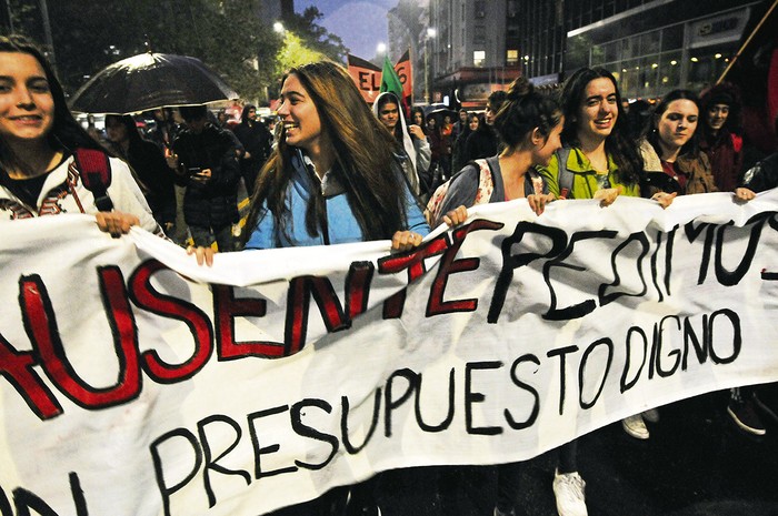 Marcha de estudiantes liceales y de UTU, ayer, en la avenida 18 de Julio. Foto: Federico Gutiérrez