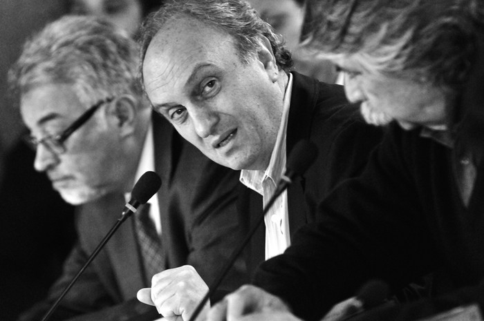 Guillermo Neiman, Ernesto Cándido Ojeda y Orestes Nomikos, de Argentina, ayer, durante el panel "Diálogo social: organizaciones de empleadores y trabajadores, papel del Estado". · Foto: Javier Calvelo