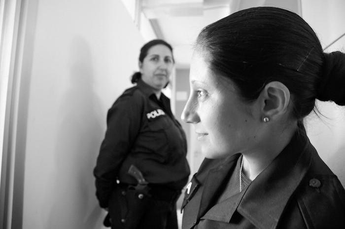 Funcionarias policiales, ayer, en la Unidad Especializada en Violencia Doméstica de la Zona Oeste de Montevideo.  · Foto: Pablo Nogueira