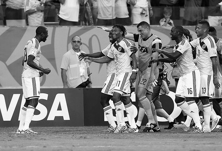 Juan Cuadrado, de Colombia, y sus compañeros, luego de anotar de penal ante Japón, en el estadio Arena Pantanal, en Cuiaba (Brasil). / Foto: Jose Coelho, Efe. Juan Cuadrado, de Colombia, y sus compañeros, luego de anotar de penal ante Japón, en el estadio Arena Pantanal, en Cuiaba (Brasil). / Foto: Jose Coelho, Efe.