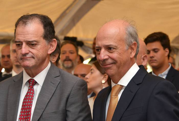 Guido Manini Ríos y el nuevo ministro de Defensa Nacional, Javier García, en el acto de asunción. · Foto: Patricia Bueno Frenegal, presidencia