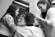 Demostración del taller de peluquería del Centro de Ingreso de Adolescentes Femeninos , ayer, en el marco de la celebración del primer aniversario del Instituto Nacional de Inclusión Social Adolescente. Foto: Andrés Cuenca