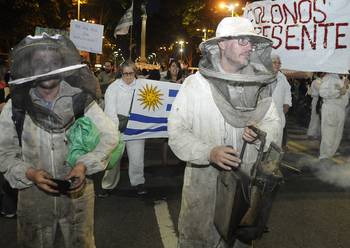 Apicultores, en la marcha en defensa del agua, la tierra y los recursos naturales (archivo, octubre de 2017). Apicultores, en la marcha en defensa del agua, la tierra y los recursos naturales (archivo, octubre de 2017).
