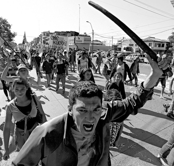 Campesinos paraguayos marchan por las calles de Asunción, en protesta contra el gobierno de Horacio Cartes. Foto: Norberto Duarte, Afp