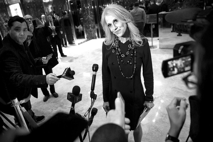 La estratega política republicana Kellyanne Conway habla con los reporteros
en un pasillo de la Torre Trump. Foto: Drew Angerer, Getty, Afp