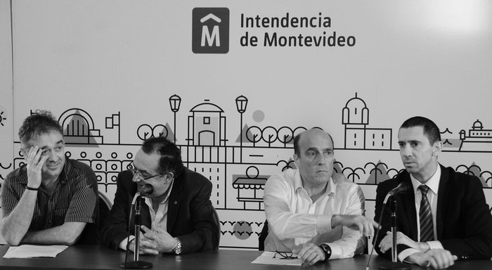 Pablo Inthamoussu, director de Movilidad; Fernando Nopitsch, secretario general; Daniel Martínez, intendente; Juan Voelker, director de Recursos Financieros de la Intendencia de Montevideo. • foto: juan manuel ramos