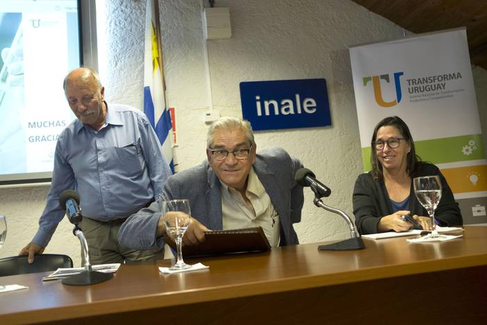 Ricardo de Izaguirre, Enzo Benech y Mariana Hill, al término del lanzamiento de la hoja de ruta para el sector lácteos, en el Instituto Nacional de la Leche. · Foto: Pablo Vignali
