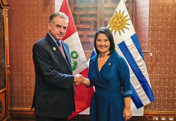 Yamandú Orsi y Keiko Fujimori, el 28 de julio, en el Congreso de la República en Lima. · Foto: Presidencia de Uruguay
