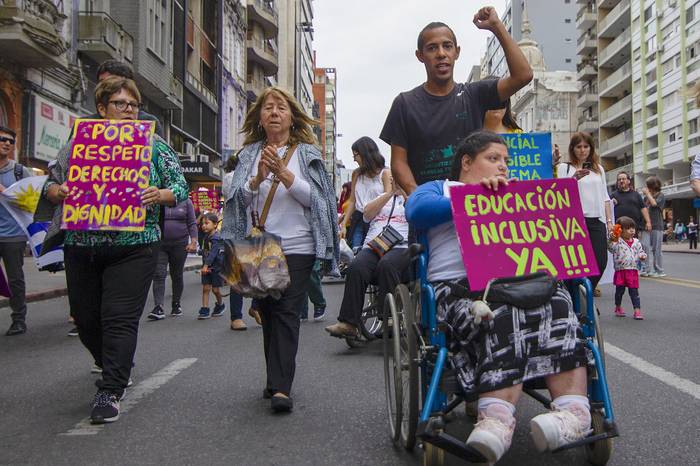 8va Marcha por Accesibilidad e Inclusión, por la Avenida 18 de julio. el 3 de diciembre del 2019 · Foto: .