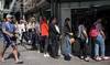 Solicitantes de empleo hacen cola para obtener una entrevista de trabajo en una tienda electrónica, el 12 de enero, en Montevideo, Solicitantes de empleo hacen cola para obtener una entrevista de trabajo en una tienda electrónica, el 12 de enero, en Montevideo,