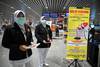 Agentes de salud de Malasia alertan sobre el coronavirus, ayer, en el aeropuerto internacional de Kuala Lumpur.
· Foto: Mohd Rasfan, AFP Agentes de salud de Malasia alertan sobre el coronavirus, ayer, en el aeropuerto internacional de Kuala Lumpur.
· Foto: Mohd Rasfan, AFP