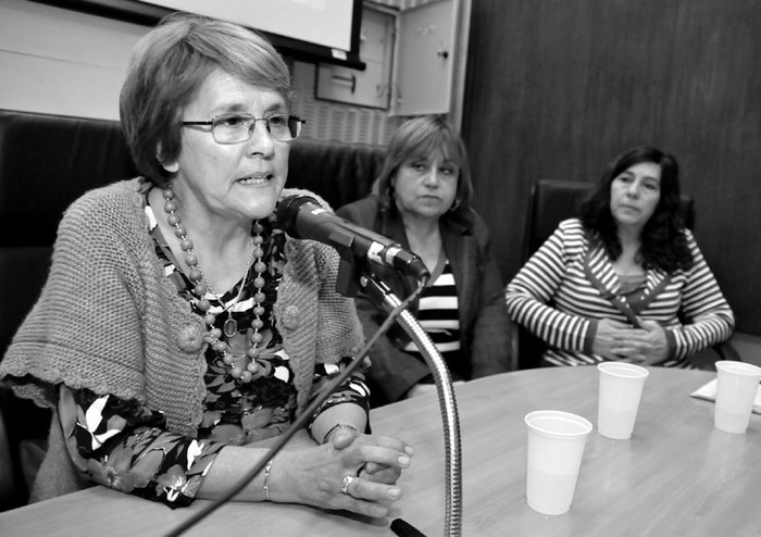 Teresita Capurro habla durante la presentación del Plan de Tránsito entre Ciclos Educativos, ayer, en la Escuela Pedro Figari · Foto: Javier Calvelo