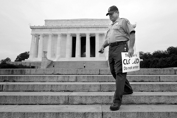 Un guardia de seguridad camina junto al monumento a Lincoln retirando los carteles de "cerrado", ayer, en Washington (Estados Unidos). · Foto: Michael Reynolds, Efe