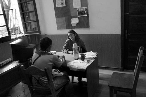 La psicóloga Silvia Burwood entrevista a un joven para el programa Promesem, de inserción laboral, 
en el nuevo local del Sirpa, en el ex Batallón Nº 9. Foto: Pablo Nogueira