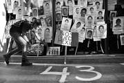  Movilización contra la detención y desaparición de los 43 estudiantes de Ayotzinapa, ayer, en la Embajada de México en Montevideo. / Foto: Javier Calvelo