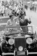La presidenta brasileña, Dilma Rousseff, junto a su hija, Paula, saluda a bordo de un
Rolls Royce, ayer, mientras se dirige al Palacio de Planalto, en Brasilia (Brasil).
Foto: Sebastião Moreira, Efe