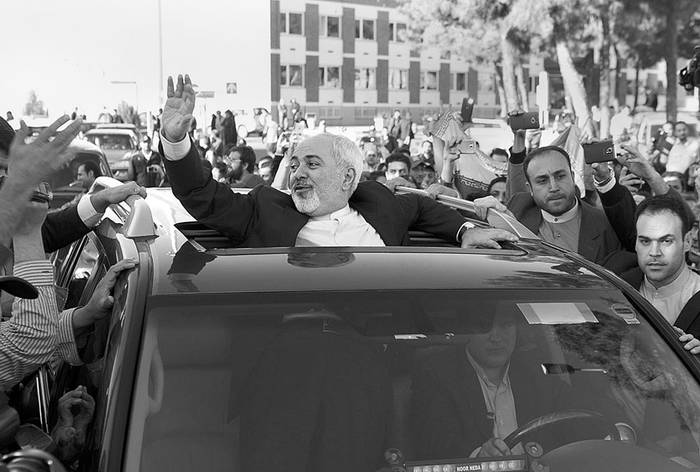 Mohamad Yavad Zarif, ministro iraní de Exteriores, saluda a simpatizantes a su llegada a Teherán (Irán). Foto: Borna Dasemi, Efe