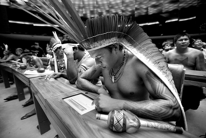 Indígenas en una sesión solemne de la Cámara de Diputados de Brasil en conmemoración por el Día del Indio, ayer, en Brasilia (Brasil).Foto: Fernando Bizerra jr, Efe