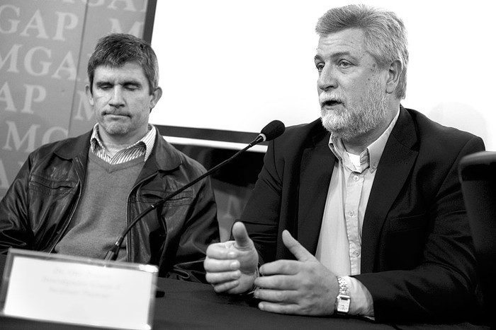 Alejandro Buschiazzo y Otto Pritsch, científicos del Instituto Pasteur, ayer, en el Ministerio de Ganadería, Agricultura y Pesca. Foto: Santiago Mazzarovich