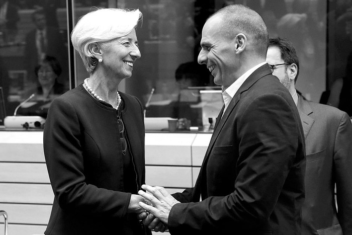 Christine Lagarde, directora gerente del Fondo Monetario Internacional, y Yanis Varufakis, ministro de Finanzas griego, antes de una reunión de la Unión Europea sobre Grecia, ayer, en Bruselas, Bélgica. • Foto: Olivier Hoslet, Efe