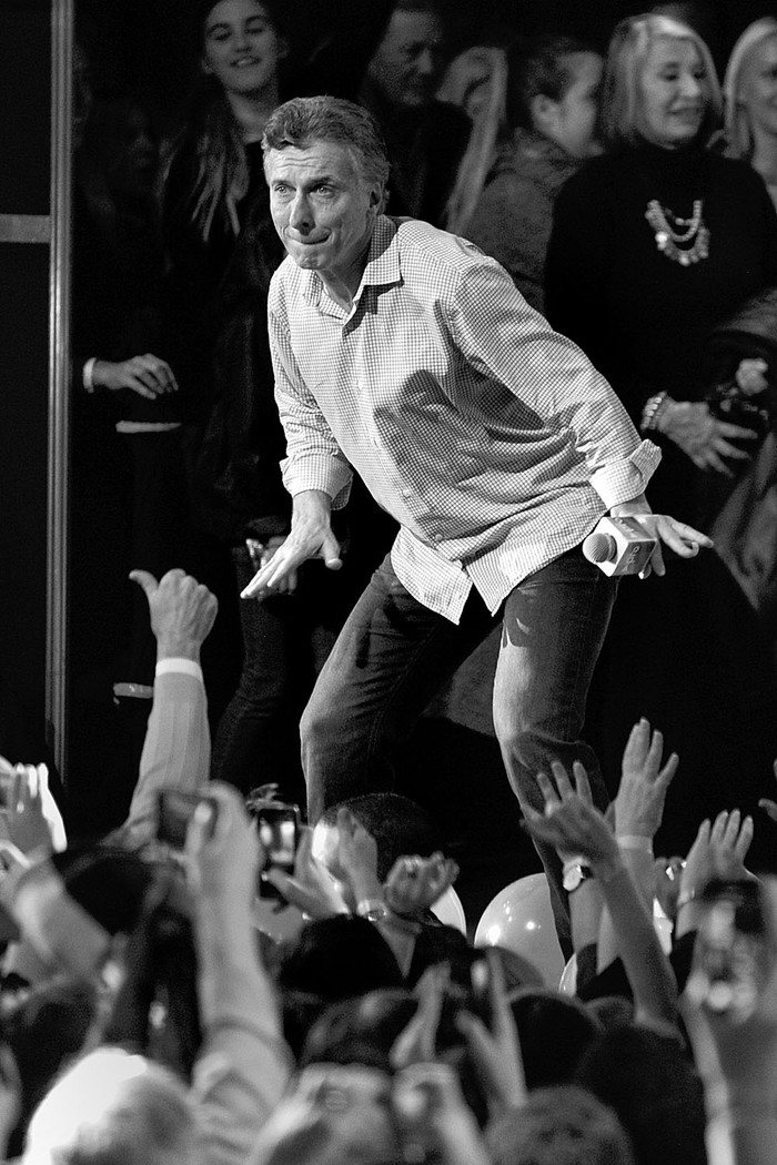 Mauricio Macri, candidato presidencial del Pro, sube al escenario en apoyo al candidato a la alcaldía de la capital argentina Horacio Rodríguez Larreta, el domingo, en Buenos Aires. Foto: Enrique García Medina, Efe