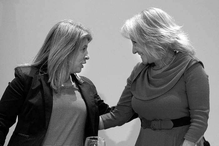 Silvana Olivera y Carolina Cosse durante la asunción de Olivera como nueva directora de la Unidad Reguladora de los Servicios de Comunicaciones, ayer, en la Torre Ejecutiva. Foto: Santiago Mazzarovich