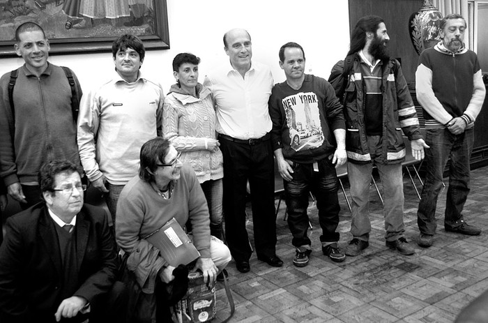 La delegación de UCRUS posa junto a Daniel Martínez, intendente de Montevideo, ayer, en la Intendencia. Foto: Pablo Vignali