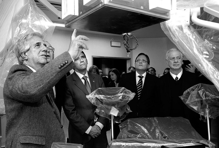 Tabaré Vázquez durante una recorrida, ayer, por las nuevas instalaciones del Hospital Libertad, donde funciona el Instituto Nacional de Ortopedia y Traumatología. Foto: Walter Paciello, Presidencia