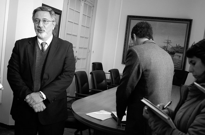 Enrique Canon, director de Aduanas, ayer, en rueda de prensa. Foto: Pablo Vignali