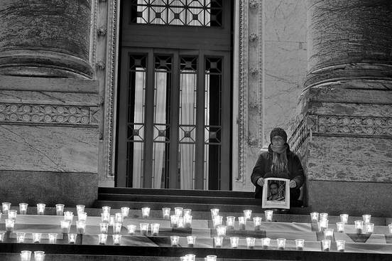 Manifestación de familiares de víctimas de violencia, en la escalinata del Palacio Legislativo. • Foto: Federico Gutiérrez (archivo, setiembre de 2015)