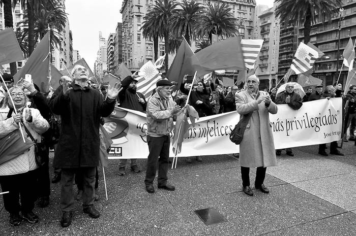 Celebración del aniversario del Partido Comunista del Uruguay, ayer, en la plaza Independencia. Foto: Federico Gutiérrez