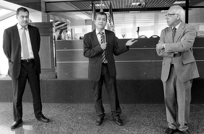 Dardo Curti, Gustavo Sóñora y Eduardo Bianco, durante la charla “El comercio ilícito del tabaco”, ayer, en el edificio anexo del Palacio Legislativo. Foto: Pablo Vignali