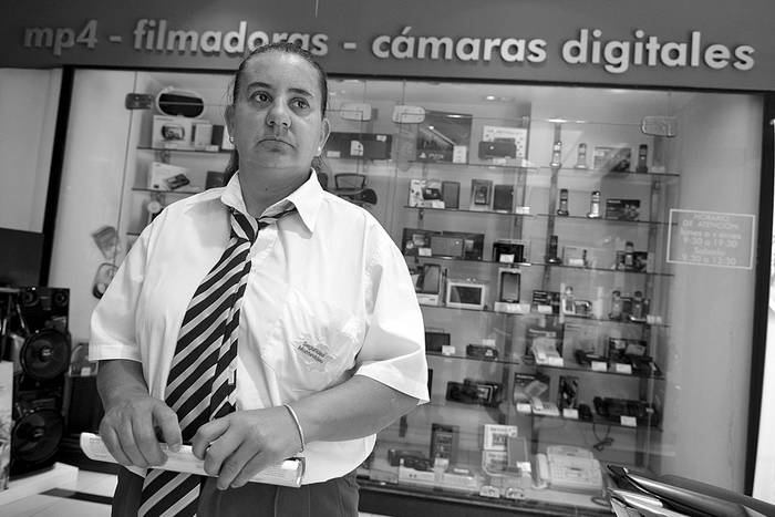 Guardia de seguridad en el Centro de Montevideo. Foto: Santiago Mazzarovich (archivo, enero de 2014)
