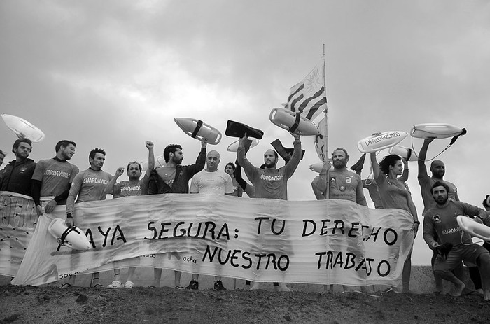 Guardavidas de Rocha se manifiestan, ayer, en la inauguración del puente sobre la laguna Garzón. Foto: Juan Manuel Ramos