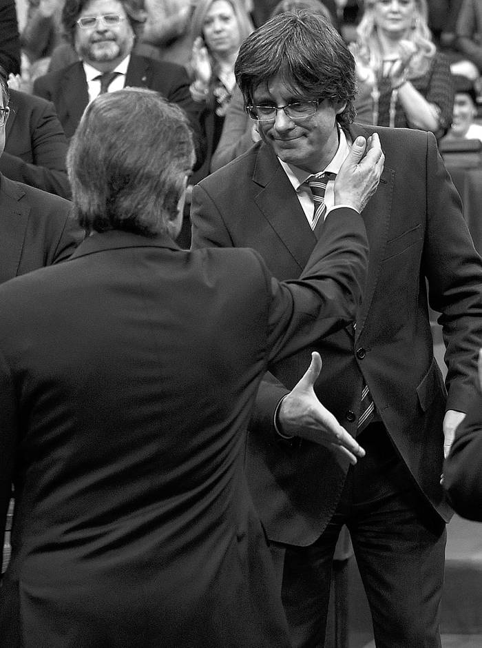 Artur Mas y Carles Puigdemont durante la sesión de investidura a la presidencia del gobierno catalán, ayer en el Parlamento de Cataluña, en Barcelona. Foto: Lluis Gene, Afp