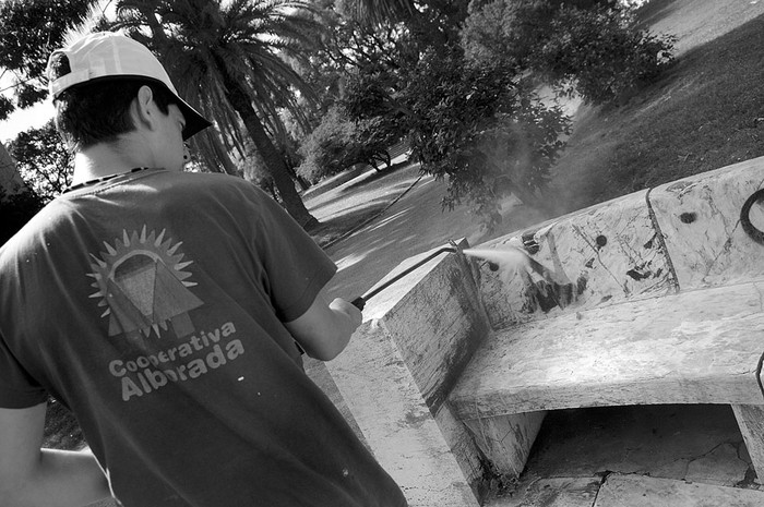 Un integrante de la cooperativa Alborada trabaja en el Parque Rodó. Foto: Nicolás Celaya (archivo, abril de 2012)