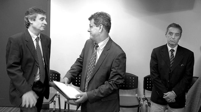 Álvaro García, director de la Oficina de Planeamiento y Presupuesto (OPP), Jorge Díaz, fiscal de Corte,
y Martín Dibarboure, subdirector de la OPP, ayer, en la Torre Ejecutiva. Foto: Mauricio Kühne