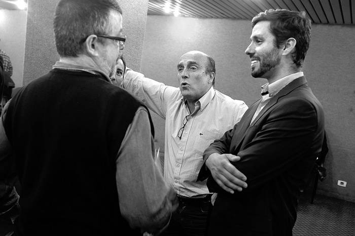 Roger Rodríguez, Daniel Martínez y Santiago Brum, ayer, en la Intendencia de Montevideo. Foto: Pablo Vignali