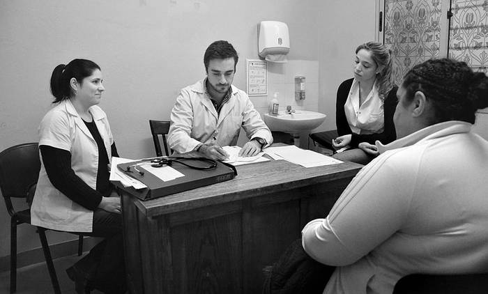 Kiria Sian, Pablo Galli y Carina Borges, ayer, en un consultorio de medicina familiar y comunitaria,
en el Centro de Salud de Ciudad Vieja. Foto: Iván Franco