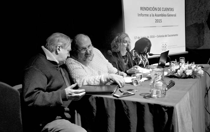 Juan Raúl Ferreira, Juan Faroppa, Mariana González y Ariela Peralta, integrantes del Consejo Directivo de la Institución Nacional de Derechos Humanos, durante la Asamblea General, el viernes, en Colonia. Foto: Iván Franco