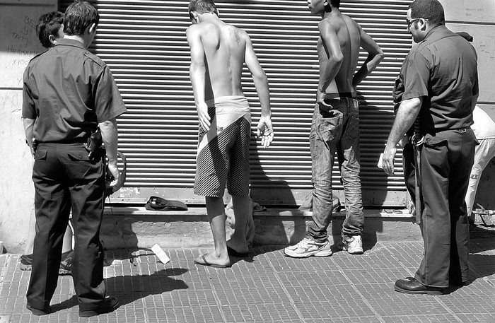 Procedimiento en la calle Pérez Castellano, Ciudad Vieja. Foto: Iván Franco (archivo, diciembre de 2011)