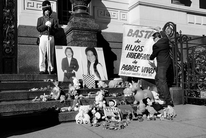 Movilización de Todo por Nuestros Hijos, ayer, frente a la Suprema Corte de Justicia. Foto: Pablo Vignal