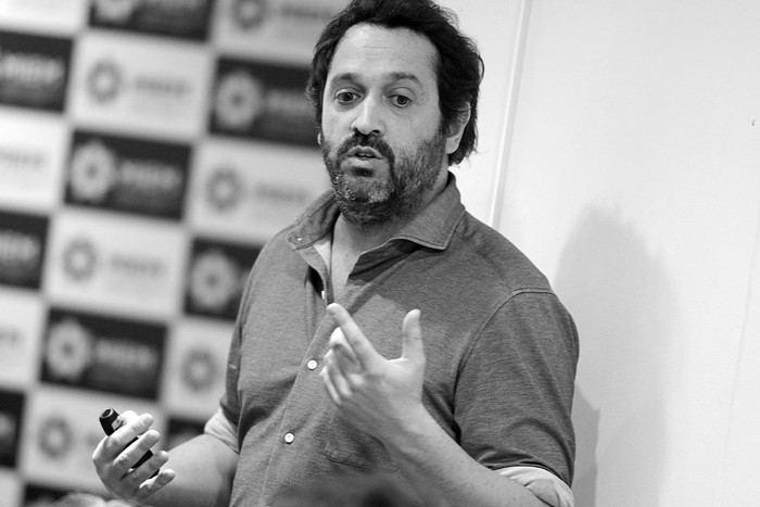Nicolás Castromán, técnico de la Dirección Nacional de Energía del MIEM, durante una charla,
el viernes, en el marco del Día del Futuro. Foto: Santiago Mazzarovich