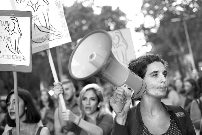 Marcha de Feministas en Alerta y en las Calles, ayer, en la plaza Cagancha. Foto: Pablo Vignali 