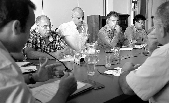Javier Barrios, Máximo Oleaurre, Facundo Pérez, Pablo Inthamoussu, Gonzalo Márquez, ayer, en la Junta Departamental de Montevideo. / foto: pablo vignali