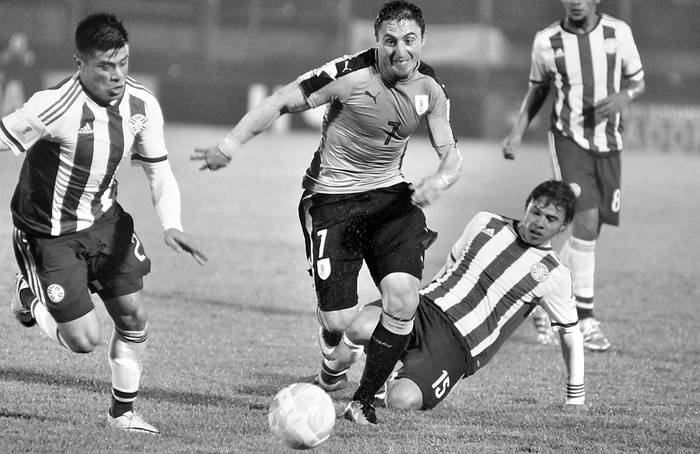 Cristian Rodríguez, durante el partido Uruguay-Paraguay, en el estadio Centenario. Foto: Federico Gutiérrez (archivo, setiembre de 2016)