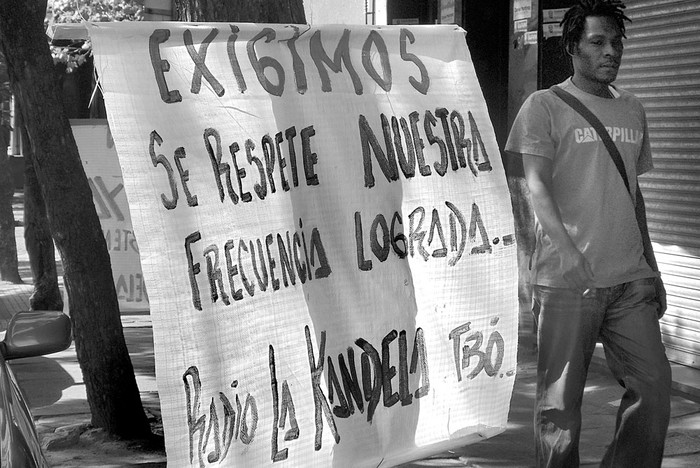 La radio comunitaria La Kandela se moviliza frente a la sede de la Unidad Reguladora de Servicio de Comunicaciones. Foto: s/d de autor (archivo, marzo de 2016)