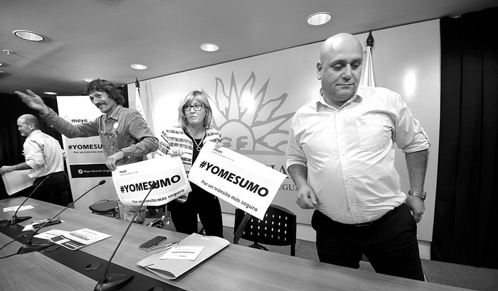 Gerardo Barrios, Cristina Lustemberg y Adrian Brigo, en el lanzamiento de la campaña Mayo Amarillo, ayer, en la Torre Ejecutiva. Foto: Federico Gutiérrez