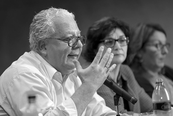 Fernando Peláez, de la Dirección de Educación del MEC, Rosita Angelo, de ATD del Consejo de Formación en Educación y Silvia Adano del Instituto de Formación Docente Melo, ayer, en el Anexo del Palacio Legislativo. Foto: Pablo Nogueira